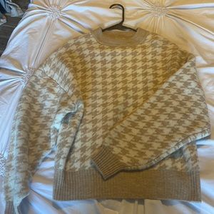 Cream and tan argyle seater